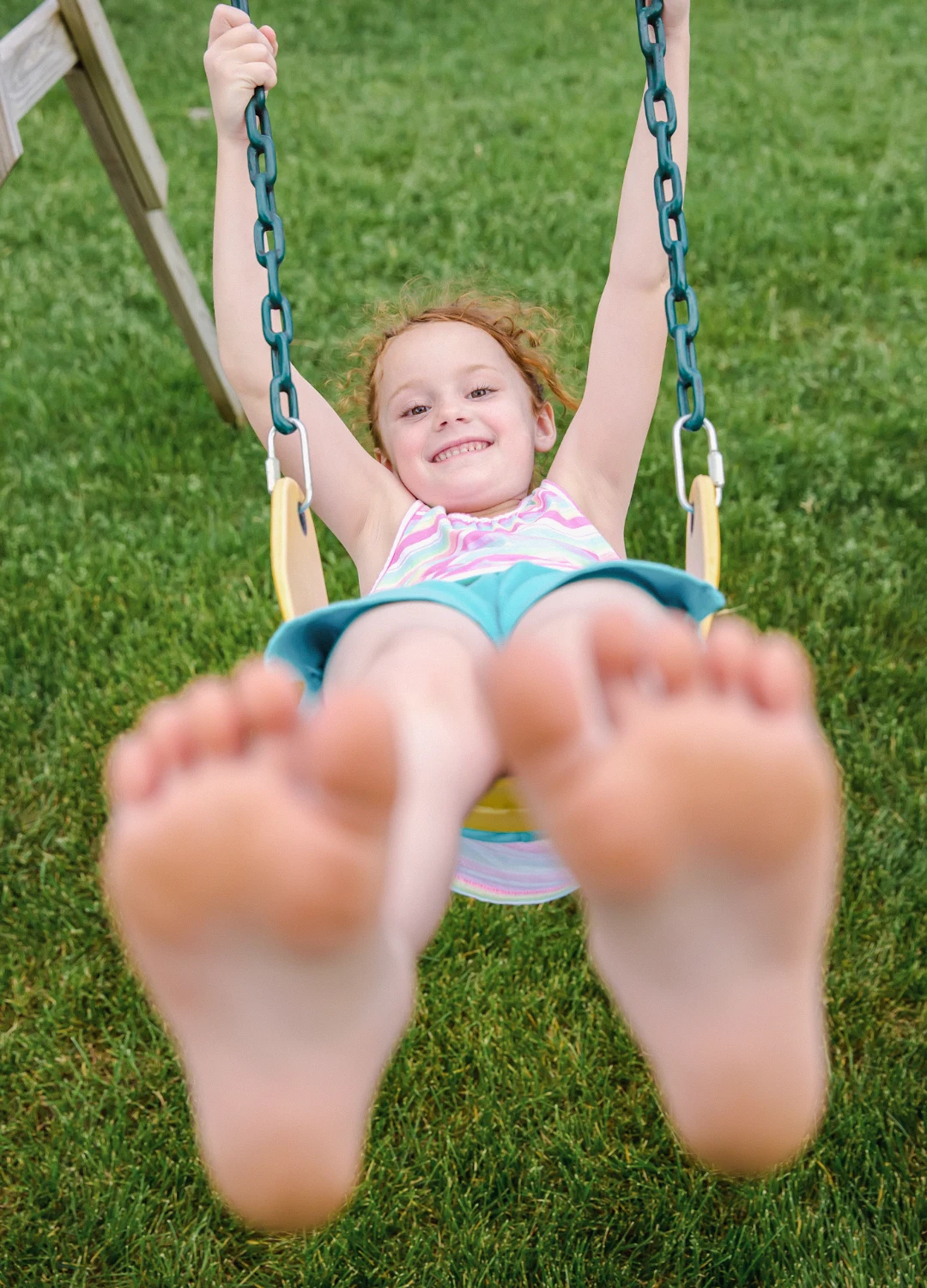 enfant balancoire aire jeux