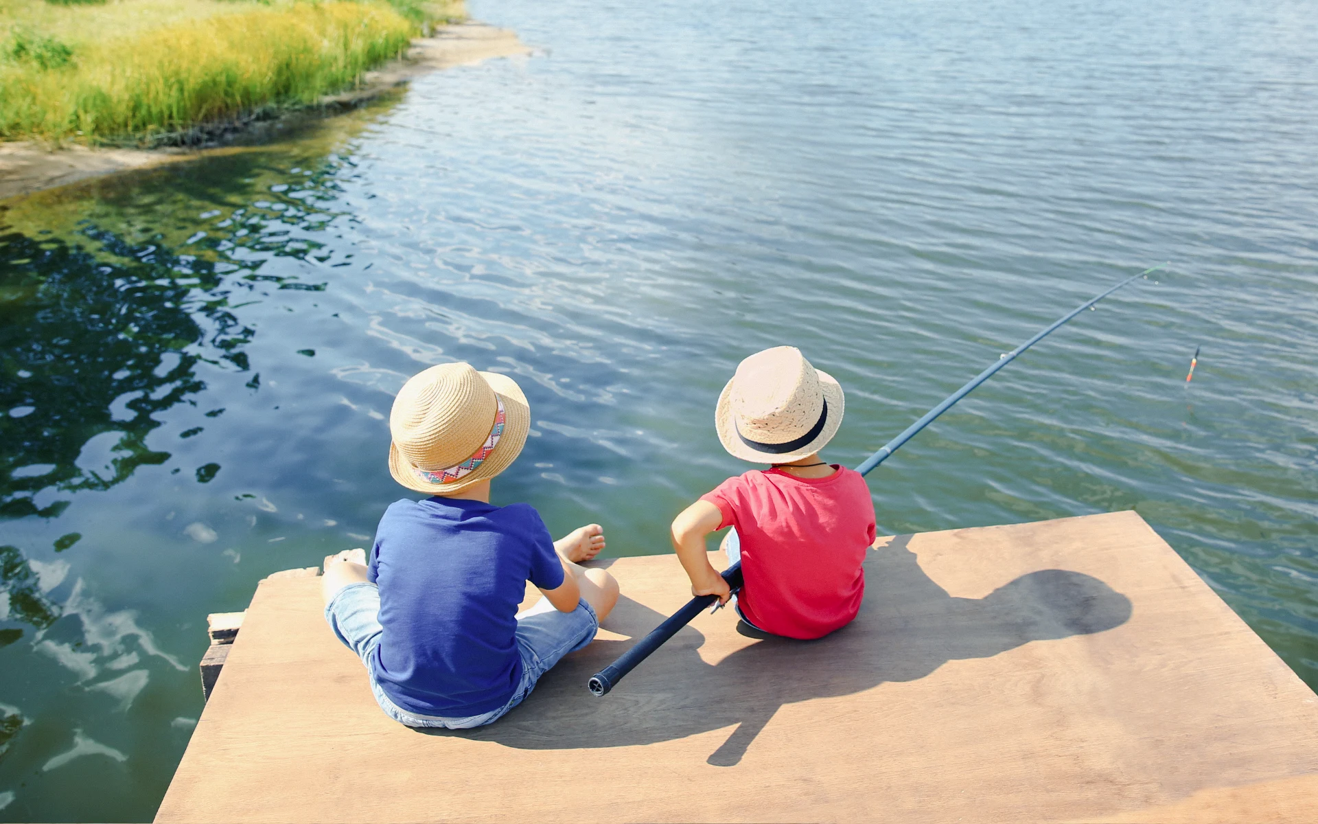 enfants bord plan dEau