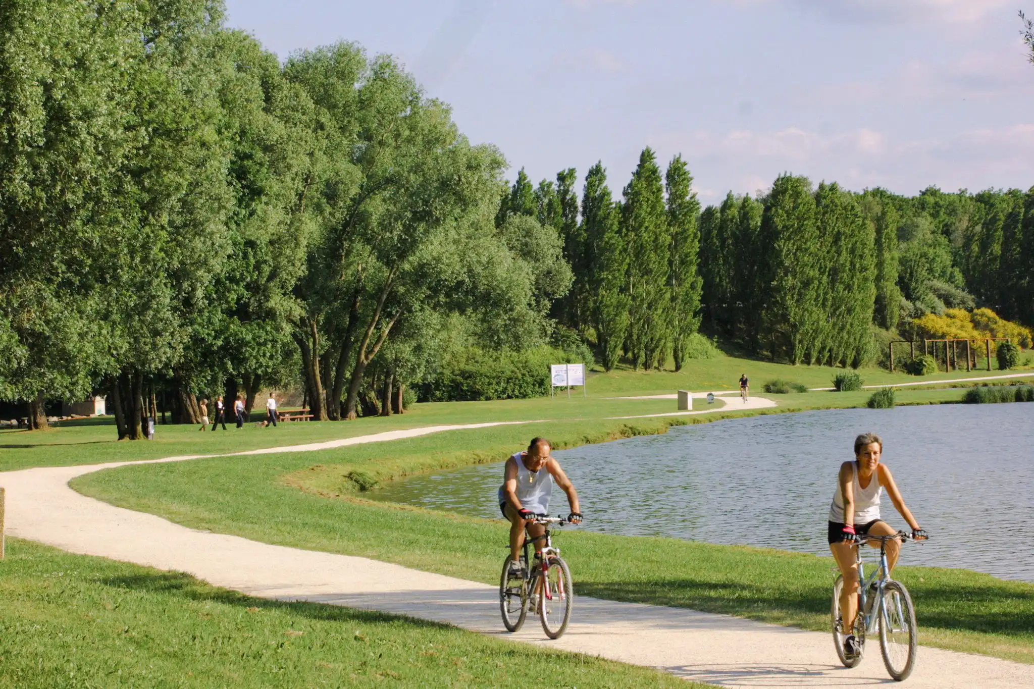 velo bord riviere camping charente