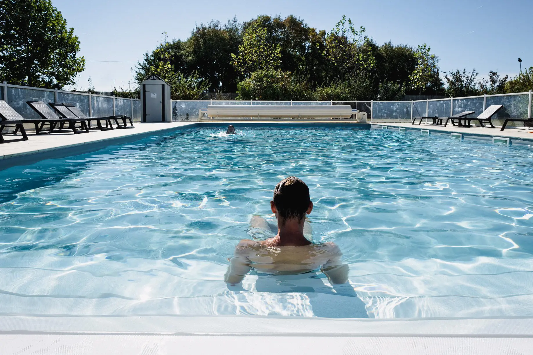 homme piscine chaufee camping charente
